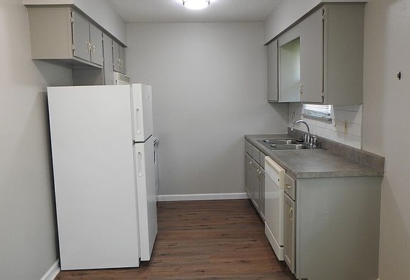 5th image of 408 NE Westwind Dr APT A