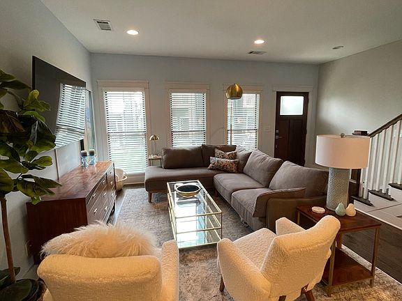 3rd image of 215 Copley Ln