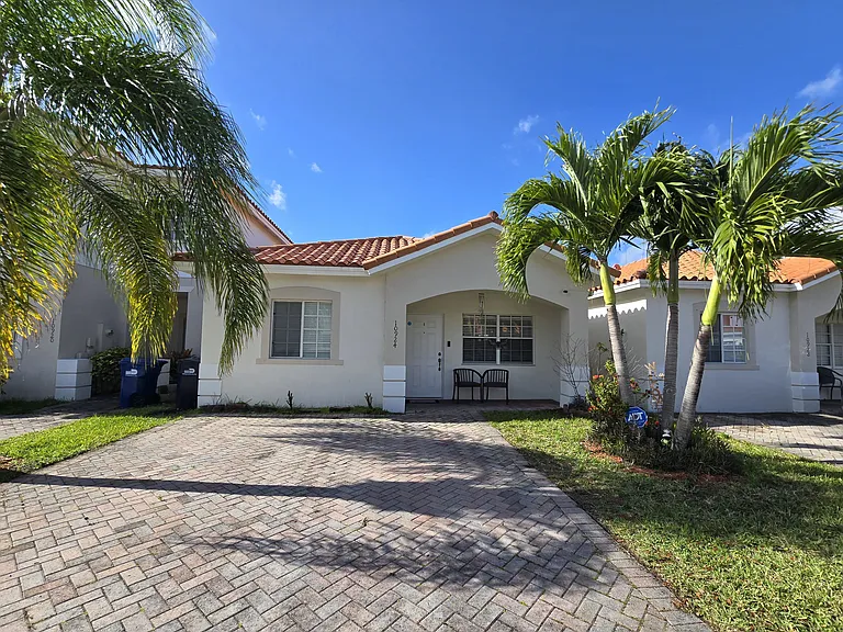 10924 SW 182nd Ln — Photo 1