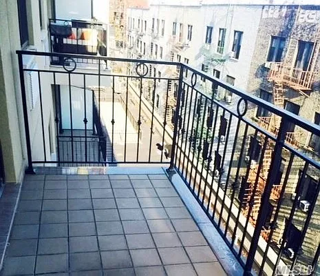 Sold by RE MAX Central Properties | media 11