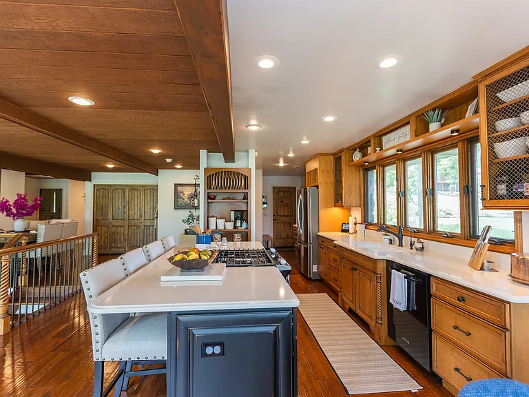 Edgewater Cir — Photo 8