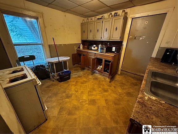 5th image of 74 Hazzard St