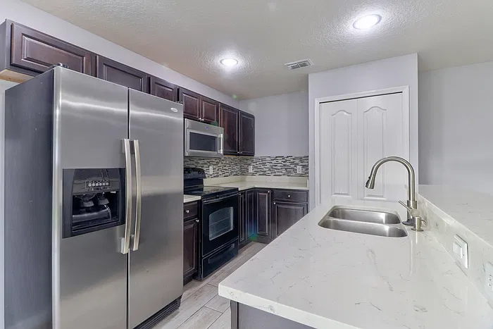 3 bed, 2.5 bath, 1449 sqft, $1,950 — Photo 3