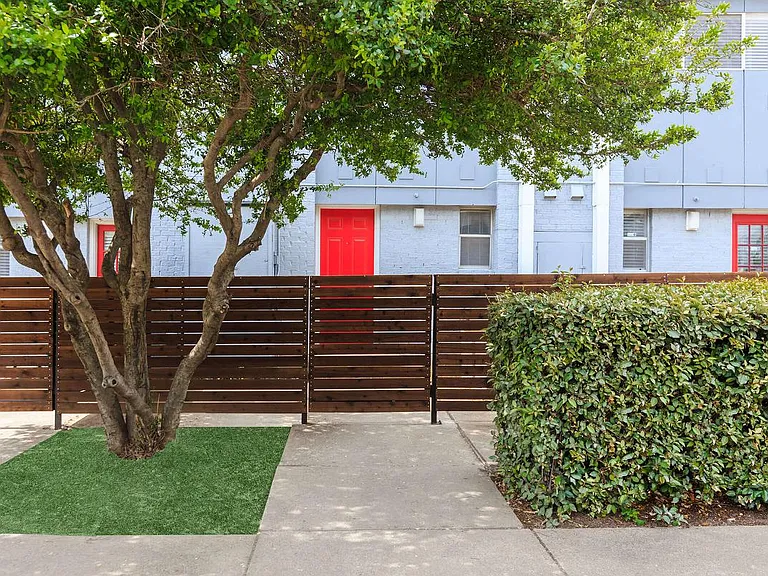 Bel Air Oaks — Photo 17