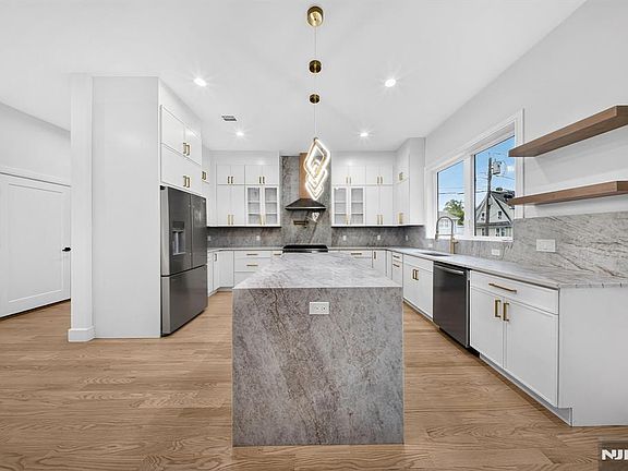 3rd image of 167 Palisades Ave