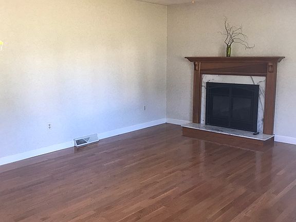 2nd image of 31 Jennifer Ln