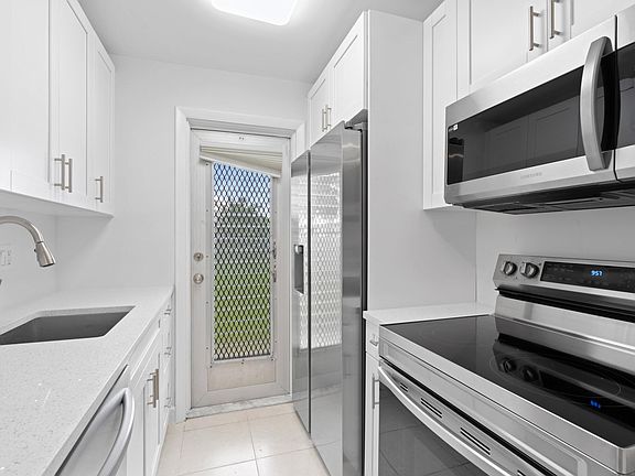 5th image of 1115 Lake Terrace #102