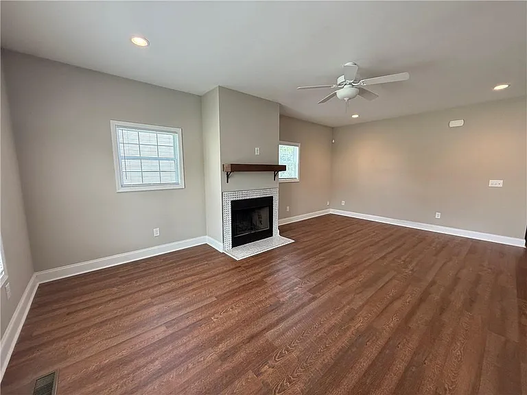 519 Liberty Park Dr NE — Photo 3