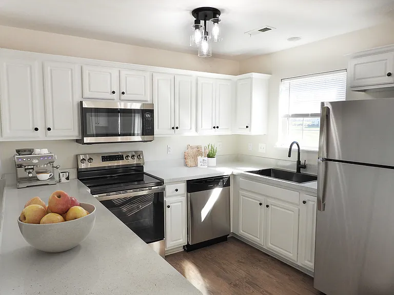 Owens Lake Commons Apartments & Townhomes — Photo 79