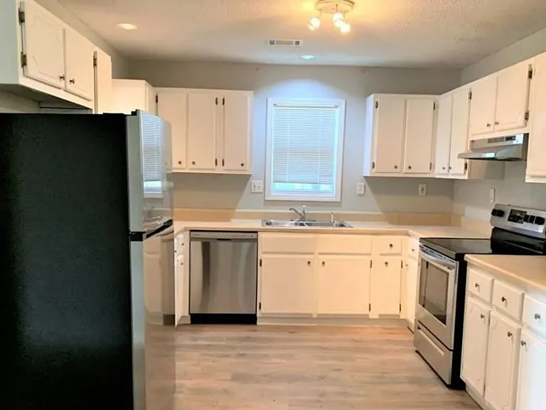1810 Reynolds St — Photo 3
