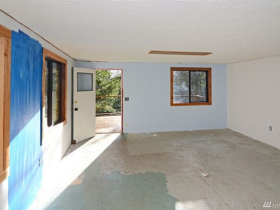 4th image of 221 NE Larson Blvd