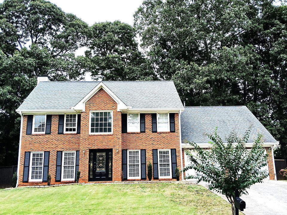 WELCOME HOME !This property is 2700 square feet featuring 5BR and 2.5 bathrooms. Exquisitely appointed. THIS IS NOT YOUR COMMON RENTAL PROPERTY.