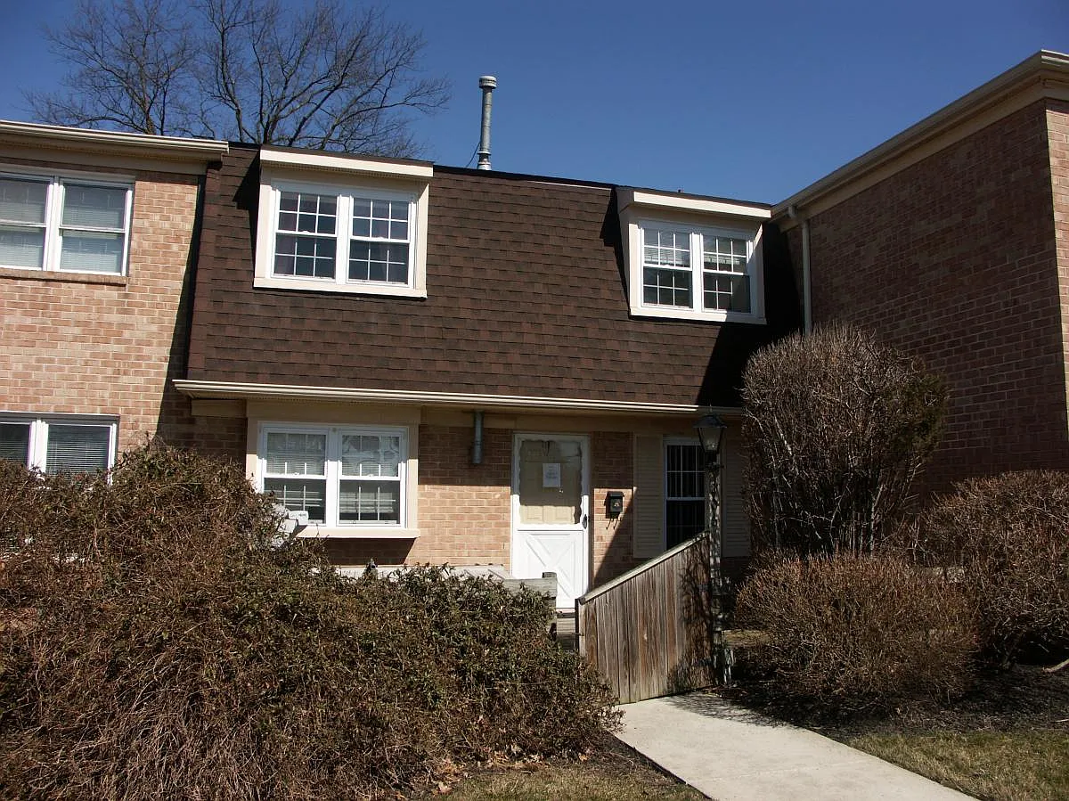 2 bed, 1.5 bath, 966 sqft, $1,980 — Photo 1