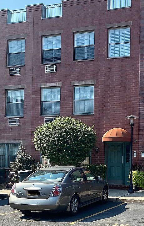 2nd image of 496 Louisiana Ave