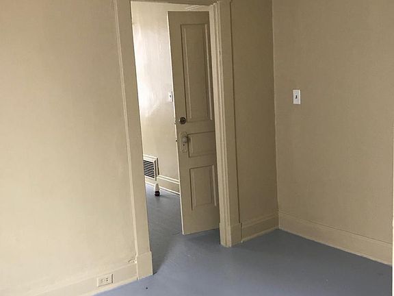 3rd image of 962 Fairbanks Ave #2
