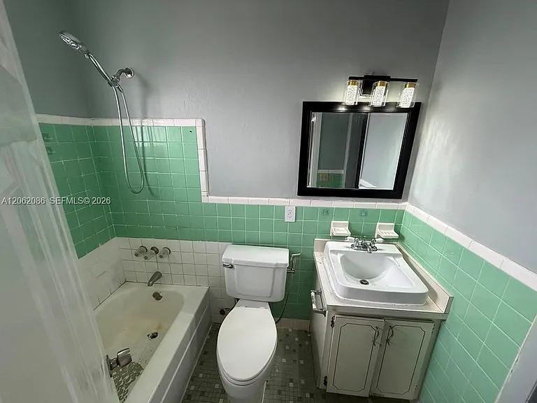 1154 W 35th St #213 — Photo 10