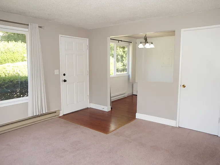 4623 SW 47th Ave — Photo 3