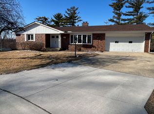 1511 Hillcrest Ct, Bettendorf, IA 52722