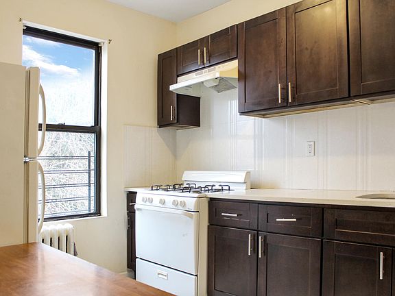 4th image of 1033 E 214th St APT 3