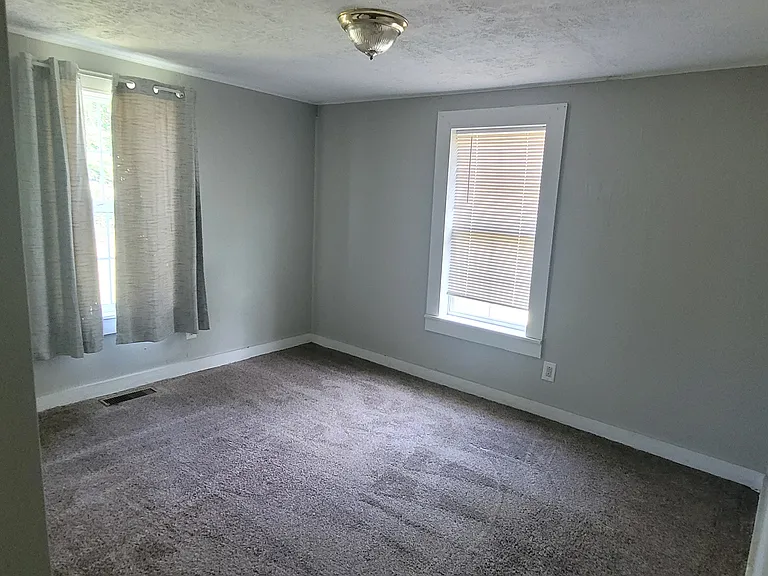 110 E Castleton Ave — Photo 4