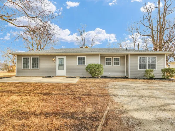 221 Augusta Dr, Mahomet, IL 61853