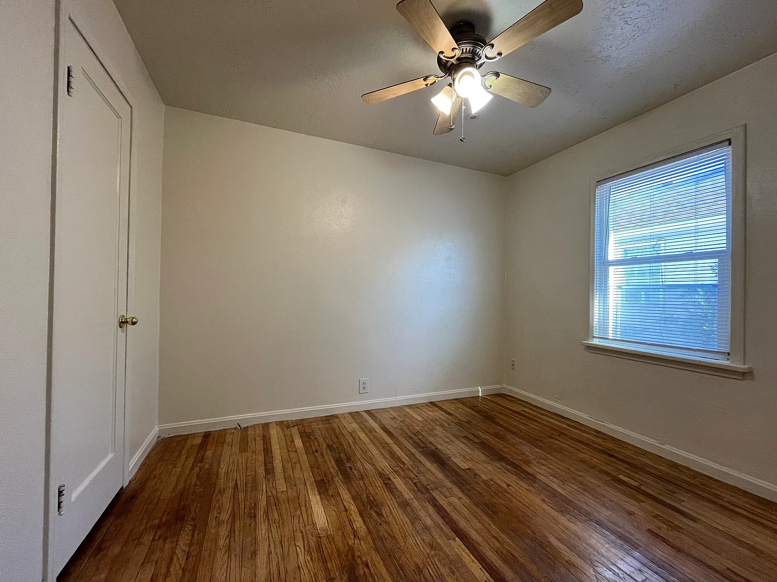 4 bed, 1400 sqft, $1,999 — Photo 4