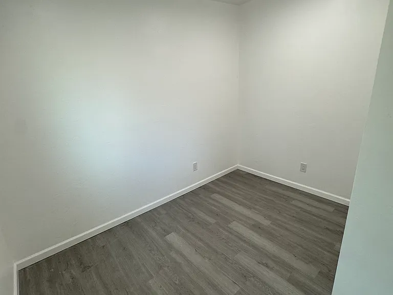 1119 E Adams St — Photo 5