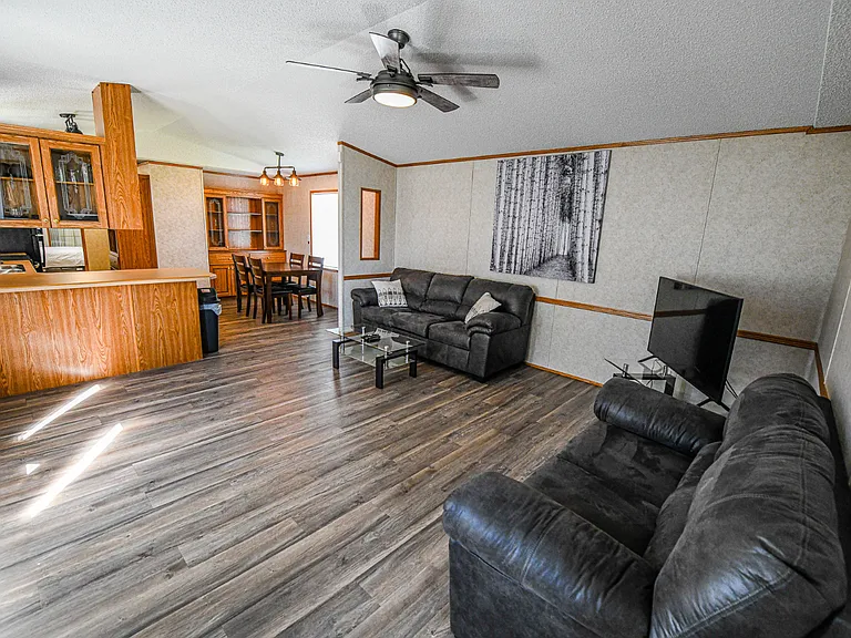 589 Stewart St — Photo 4