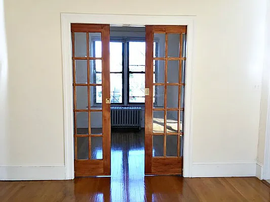 Rented by Eleni Moustakis LREB | media 25