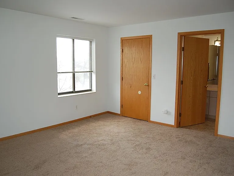 Riverwalk Apartments — Photo 36