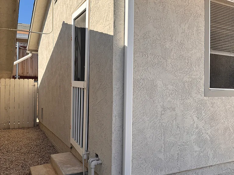 1117 La Presa Ave — Photo 1