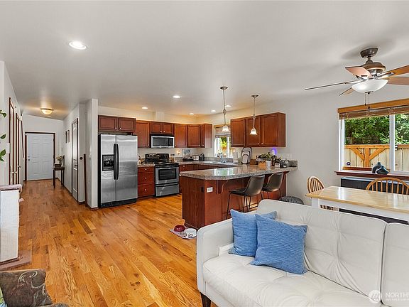 5th image of 1325 Marguerite Avenue