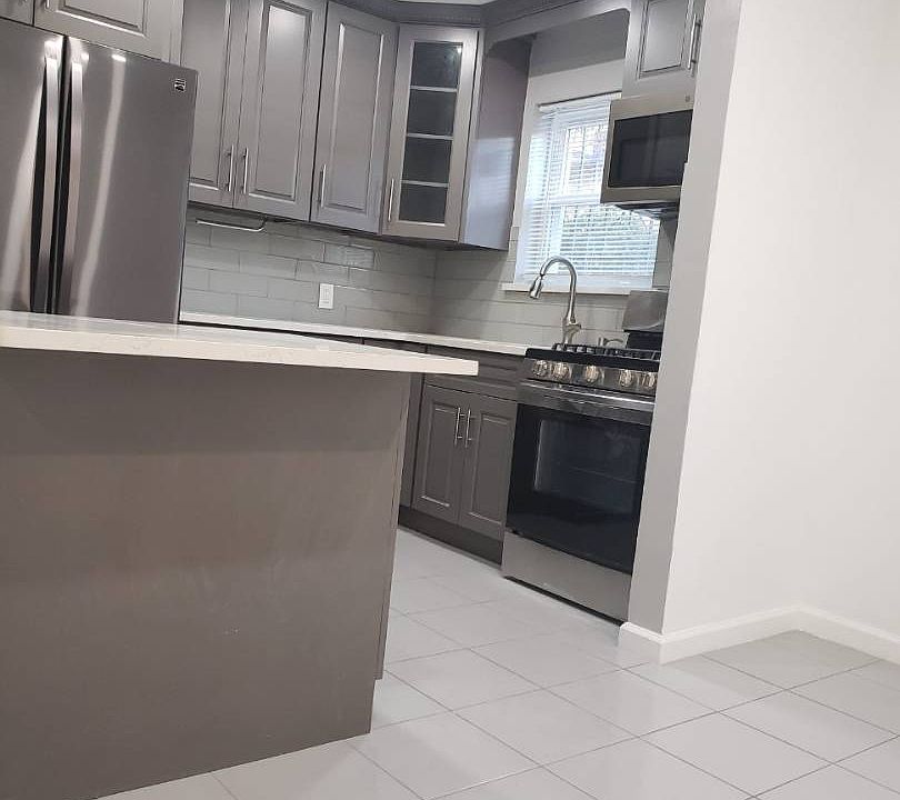 1st image of 215 E 86th St Floor 1