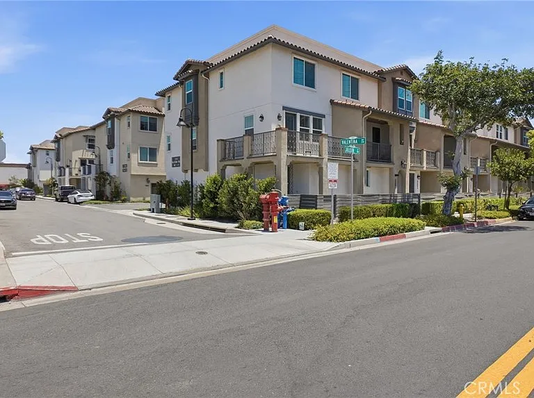 2560 Valentina Way — Photo 6