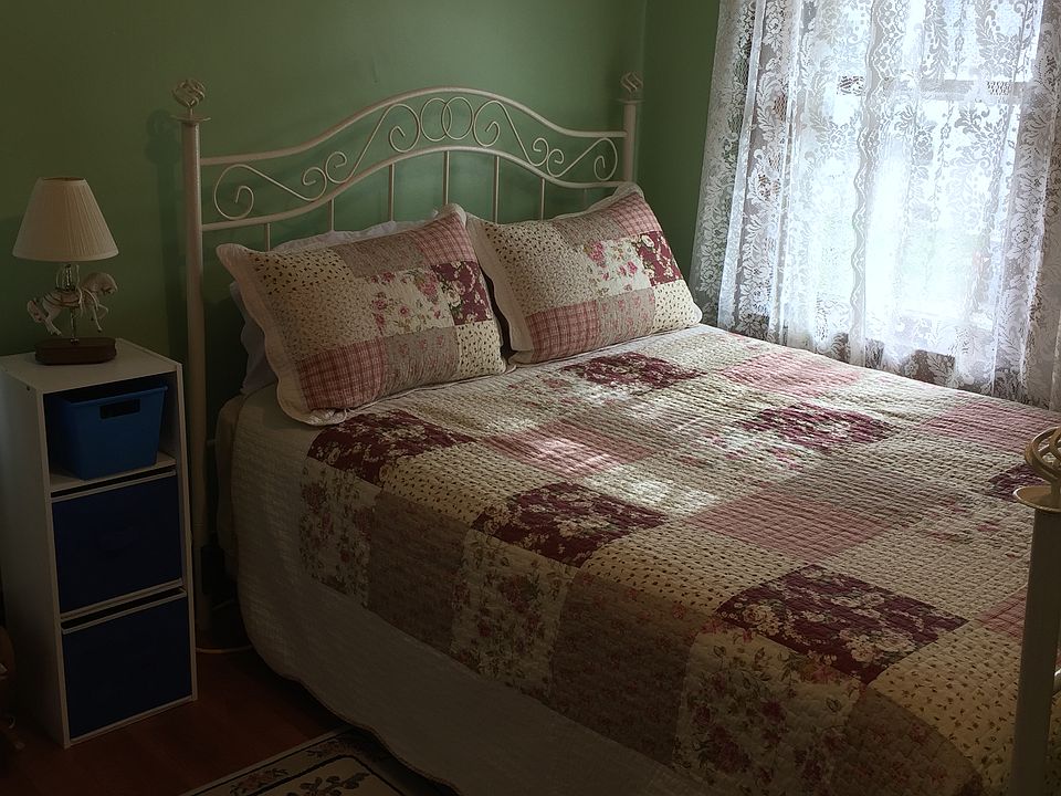 2nd bedroom (Queen bed)