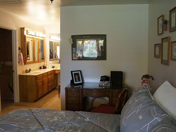 Master Bedroom w/vanity