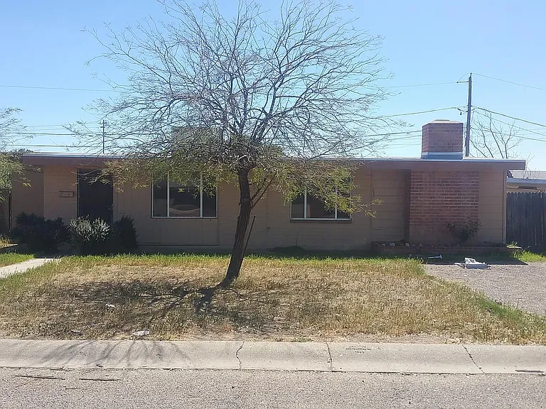 681 W Coolidge Pl — Photo 1