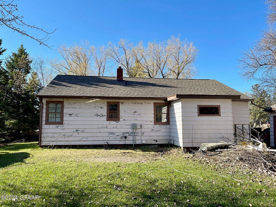 2nd image of 105 1st St NE