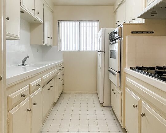 4th image of 935 N Alfred St #3
