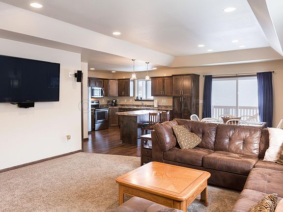 4th image of 518 Foxtail Dr E