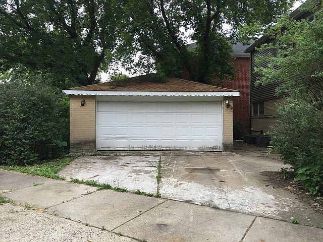 2nd image of 8947 Lake St