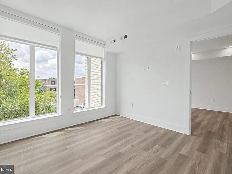 701 N Henry St #401 — Photo 33