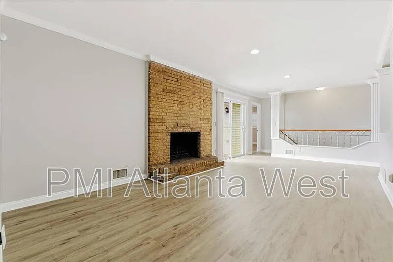 3 bed, 3.0 bath, 2948 sqft, $2,350 — Photo 3