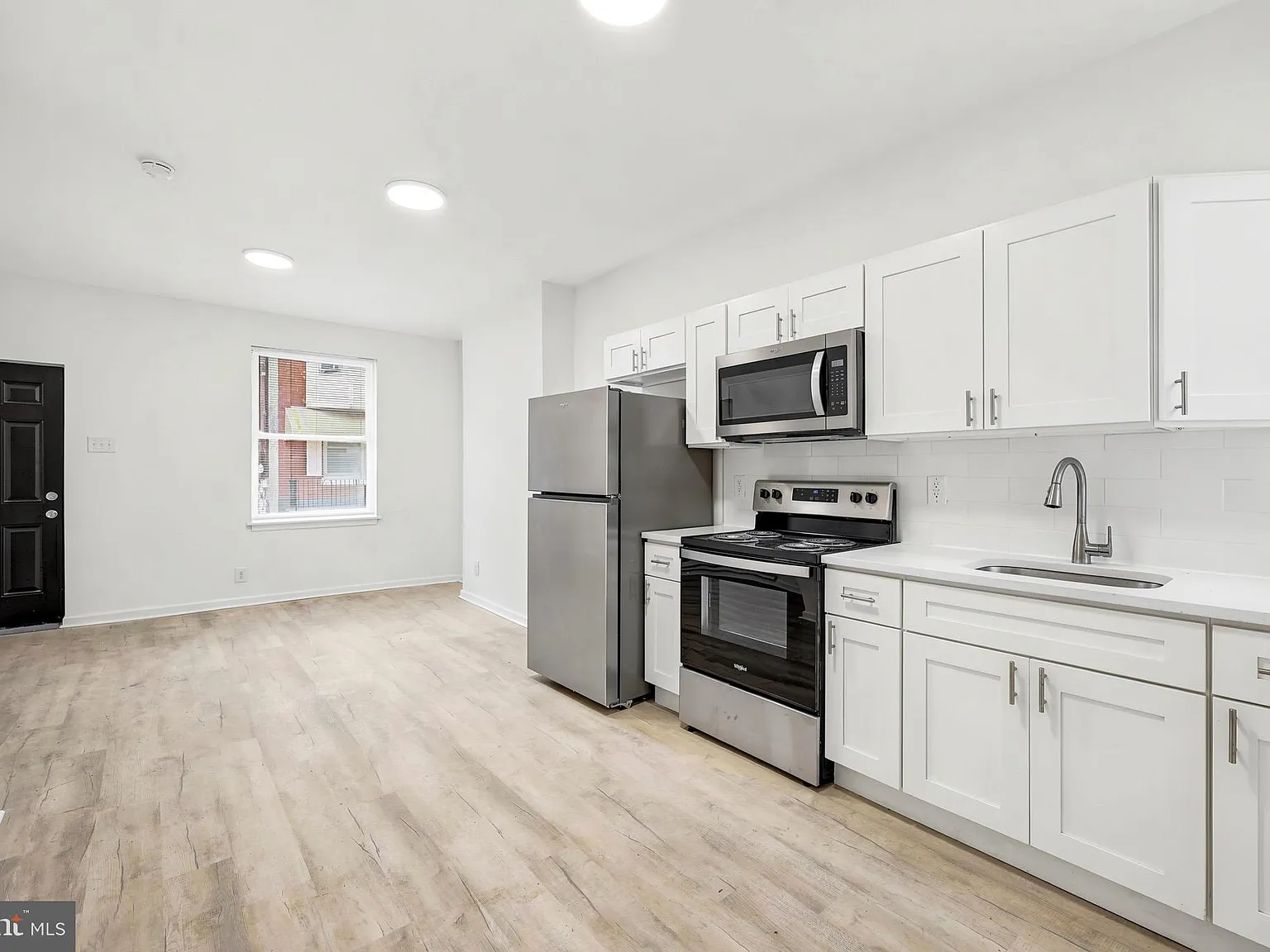 4 bed, 918 sqft, $2,300 — Photo 3