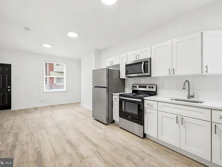 2821 N Stillman St — Photo 3