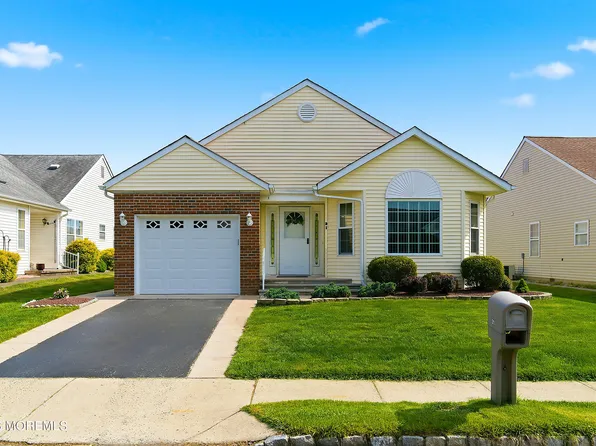 31 Portsmouth Drive, Toms River, NJ 08757