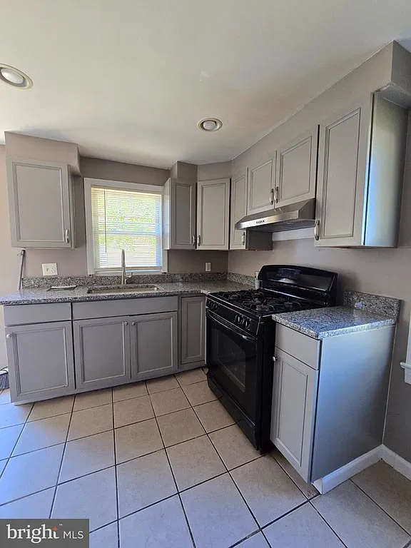5 bed, 1.0 bath, 1015 sqft, $2,750 — Photo 2