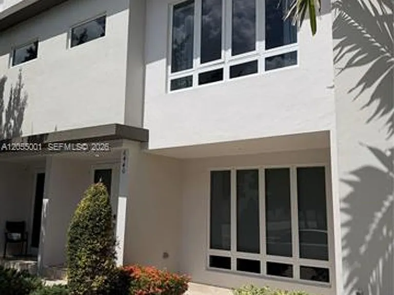 6440 NW 103rd Psge #Townhouse 6440 — Photo 3
