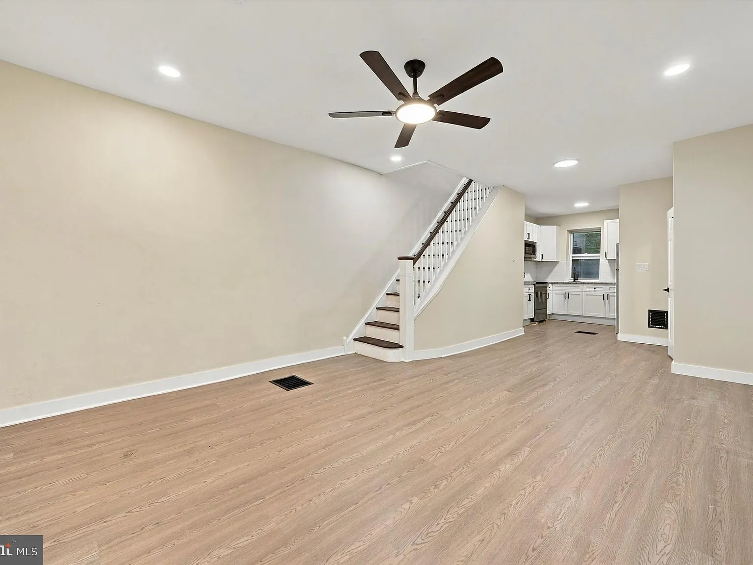 3 bed, 1.5 bath, 1050 sqft, $2,100 — Photo 2