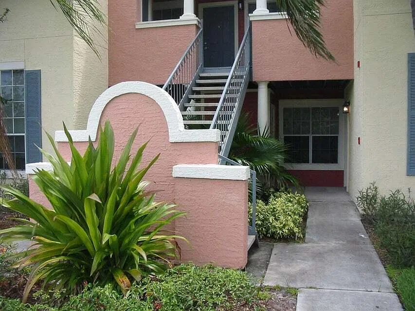 1 bed, 1.0 bath, 696 sqft, $1,900 — Photo 2